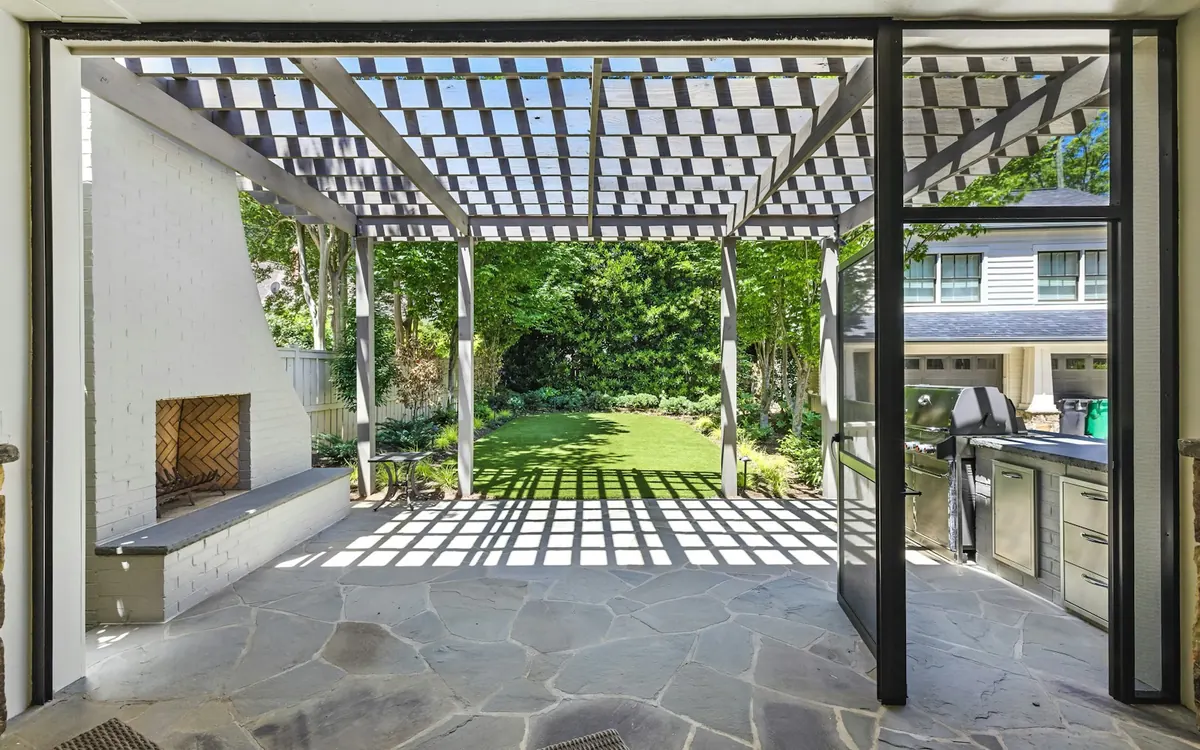 Pergola de aluminio barata: precio, medidas y que revisar